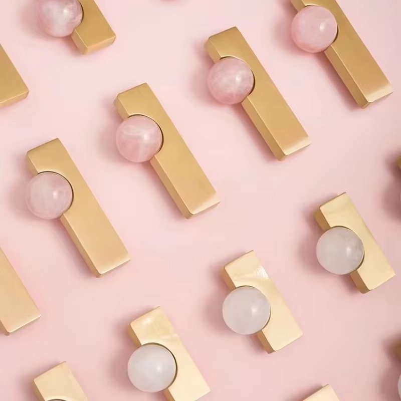 白いクリスタルボールと真鍮製の家具用取っ手。キッチンキャビネ - Furniture Hardware Drop Pulls のレビューと価格