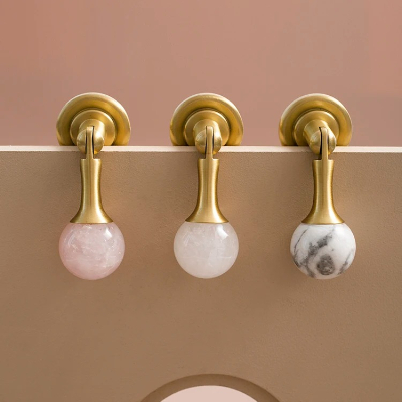 ホワイトクリスタルボール+真鍮製家具ハンドル食器棚引き出しプ - Furniture Hardware Drop Pulls のレビューと価格